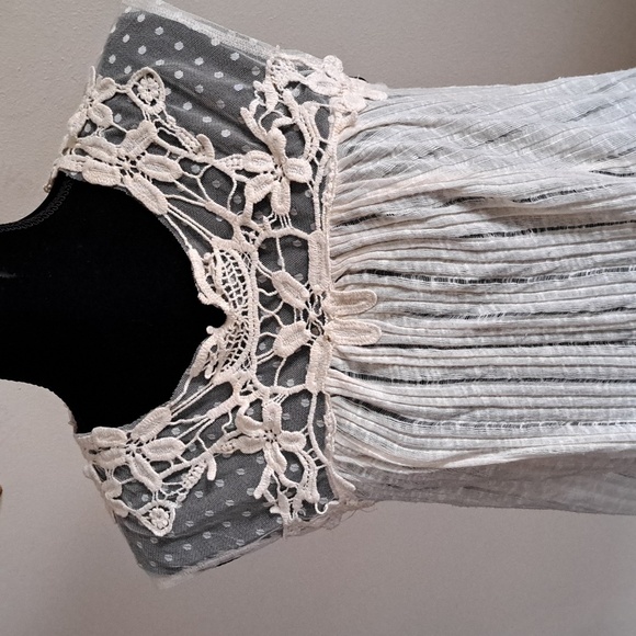 Urban Outiftters Silence & Noise Sleeveless Lace Neck Top Size Md Semi-Sheer - Picture 2 of 9